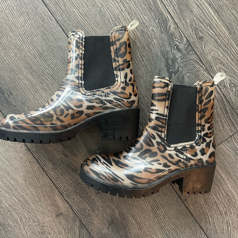 Leopard rain boots